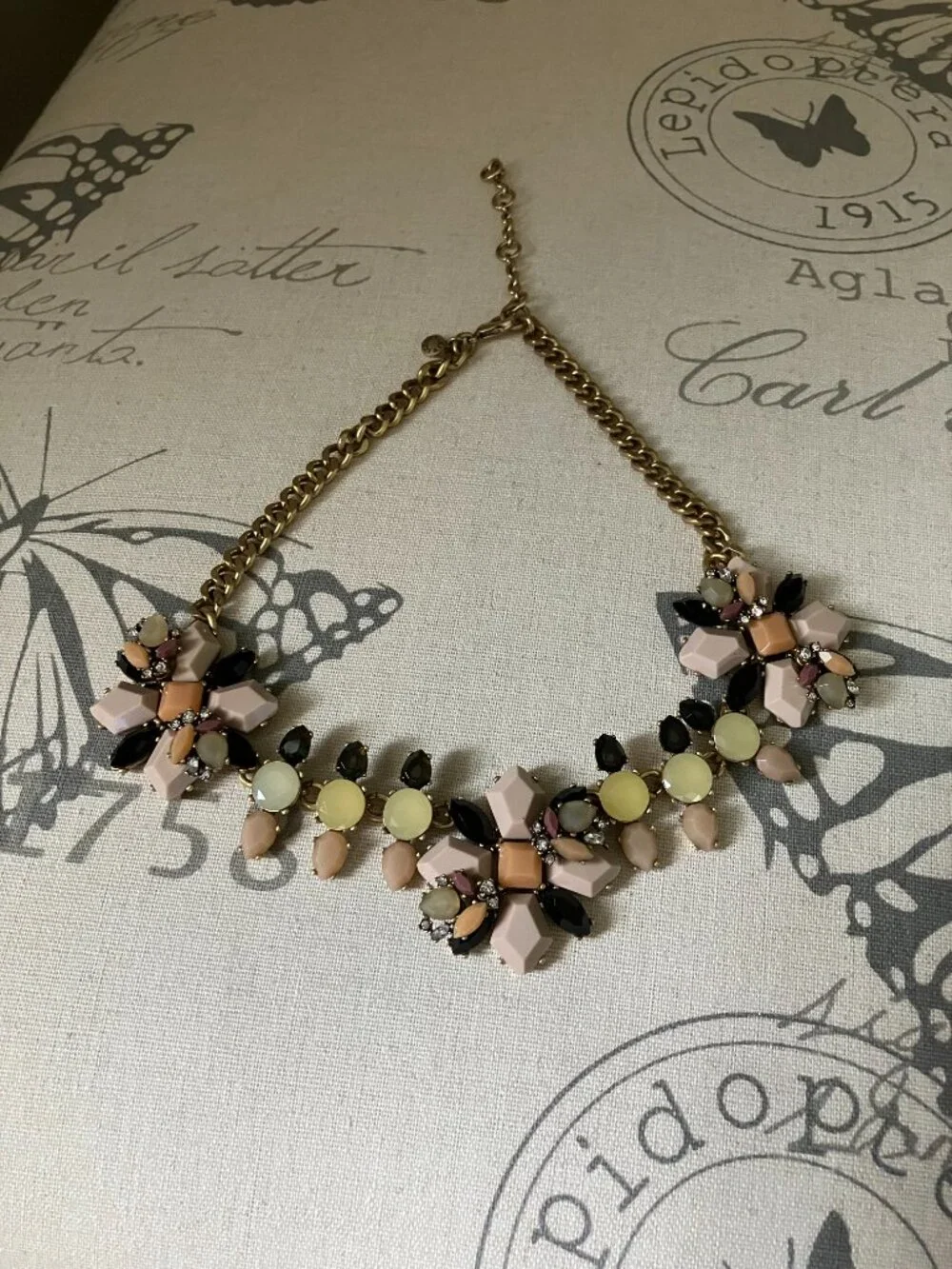 STATEMENT PIECE!!!   Gorgeous gem necklace